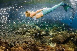 Sirène blond magnifique sirène plongeur sous-marin portrait photo
