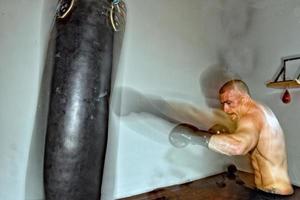 boxeur européen pendant l'entraînement photo