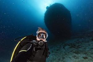 Scuba Diver plongée épave dans l'océan indien aux maldives photo