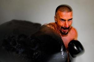 boxeur européen pendant l'entraînement photo