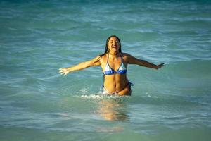 belle fille aux cheveux noirs portrait latina mexicaine sur la plage de baja california photo