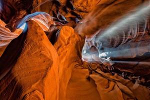 vue sur le canyon des antilopes avec des rayons lumineux photo