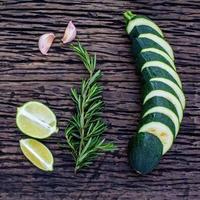tranches de citron vert, romarin et concombre photo