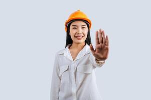 femme ingénieur avec casque et ouvert main Faire Arrêtez signe posture photo