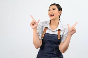 portrait asiatique jeune femme sourire avec plaisir en uniforme de serveuse photo