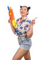 portrait smiley femme au festival de songkran avec pistolet à eau photo