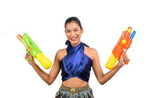 portrait jolie femme au festival de songkran avec pistolet à eau photo