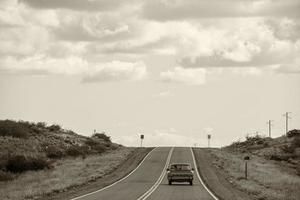 vieux voiture dans patagonie interminable route photo