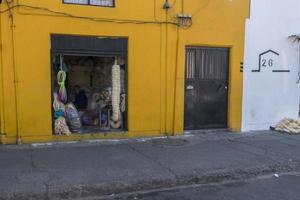 mexico, mexique - 5 novembre 2017 - personnes au marché de rue de la ville photo