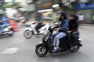 homme, maldives - 16 février 2019 - circulation dans la rue avant l'heure de la prière du soir photo