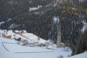 église de montagne en hiver photo