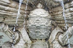 détail de la fontaine du triton à rome photo