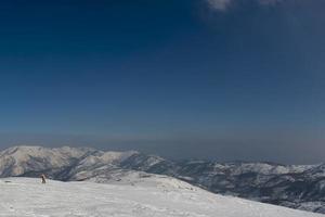 haute Montagne ensoleillé vue avec isolé promeneur à la recherche panorama photo