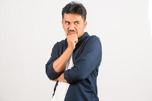 portrait de jeune homme asiatique en chemise bleue isolé sur fond blanc. concept d'expression et de style de vie. photo