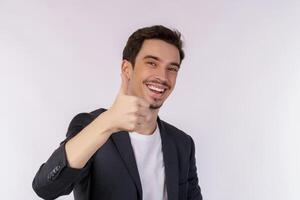 portrait de content souriant Jeune homme d'affaire montrant les pouces en haut geste et à la recherche à caméra sur isolé plus de blanc Contexte photo