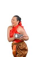 portrait belle femme au festival de songkran avec bol d'eau photo
