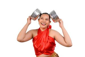 portrait belle femme au festival de songkran avec bol d'eau photo