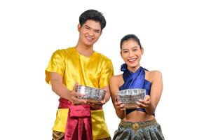 jeune couple profiter d'un bol d'eau sur le festival de songkran photo