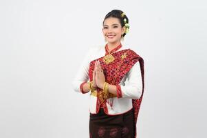 portrait de magnifique thaïlandais femme dans traditionnel Vêtements posant Payer le respect photo