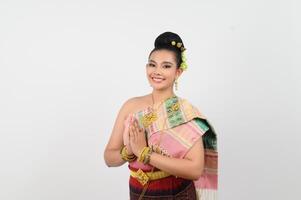 portrait de jolie femme dans thaïlandais traditionnel Vêtements magnifique permanent posant photo