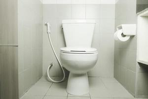 blanc céramique toilette bol dans salle de bains photo