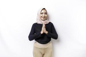 portrait d'une belle jeune femme musulmane asiatique portant un hijab gesticulant eid mubarak salutation photo