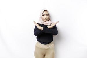 magnifique asiatique musulman femme portant une hijab avec main geste pose rejet ou interdiction avec copie espace photo