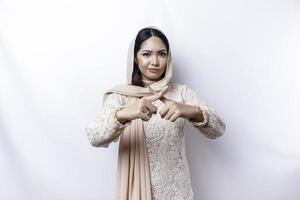 magnifique asiatique musulman femme portant une hijab avec main geste pose rejet ou interdiction avec copie espace photo