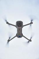 drone quadcopter avec caméra en volant dans ciel photo