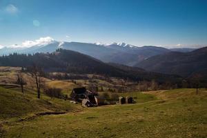 ferme dans vallée entre montagnes paysage photo