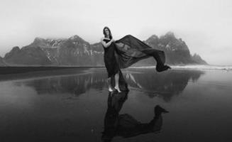 jolie femme sur reynisfjara plage monochrome scénique la photographie photo