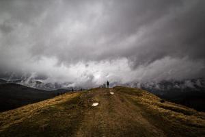 promeneur permanent sur sec herbe colline paysage photo