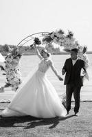 cérémonie de mariage des jeunes mariés sur la jetée photo