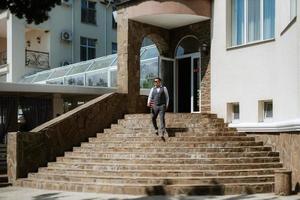 portrait de le jeune marié de une homme dans le Matin avant le mariage photo