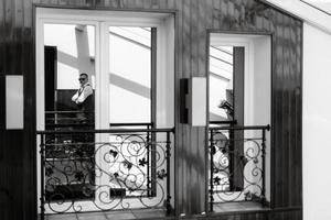 portrait de le jeune marié de une homme dans le Matin avant le mariage photo