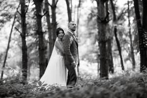 mariage marcher de le la mariée et jeune marié dans le à feuilles caduques forêt dans été photo