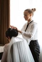 maquillage artiste fait du une mariage Regardez à le la mariée avec maquillage photo