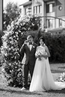 mariage la cérémonie de le jeunes mariés sur le clairière photo