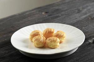 fait maison mini choux profiterole sur blanc assiette photo