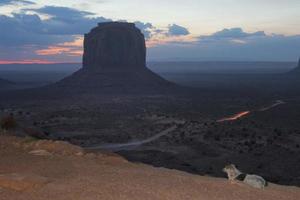 monument vallée vue à le coucher du soleil avec une chien ou coyote tandis que à la recherche à le Mitaines photo