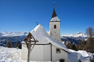 église de montagne en hiver photo