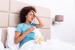 jour de maladie à la maison. la jeune femme a un rhume qui coule et commun. toux. gros plan d'une belle jeune femme attrapée par le rhume ou la grippe. portrait d'une fille malsaine avec coronavirus, symptômes covid19 photo