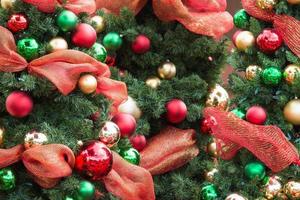 détail de la boule d'arbre de Noël en gros plan photo