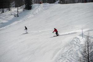 skieurs sur le paysage de neige des dolomites en hiver photo