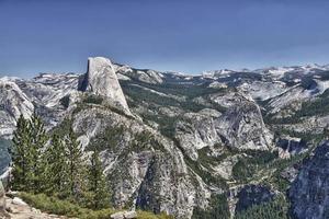 une magnifiquement ensoleillé vue de yosemite vallée parc moitié dôme photo