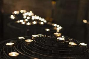 votif bougies dans Paris cathédrale photo