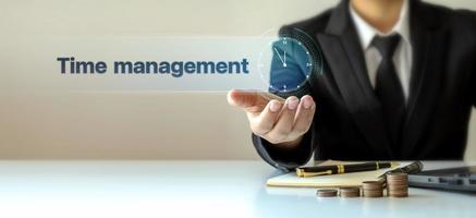 main en portant une l'horloge ou chronomètre, une affaires concept. temps gestion, planification, la vie contrôle photo