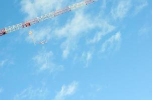 minimaliste image de une levage grue et bleu ciel. photo