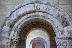 Détail des arches en pierre de l'église médiévale photo