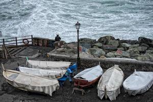 tempête de mer sur genova village pittoresque de la boccadasse photo